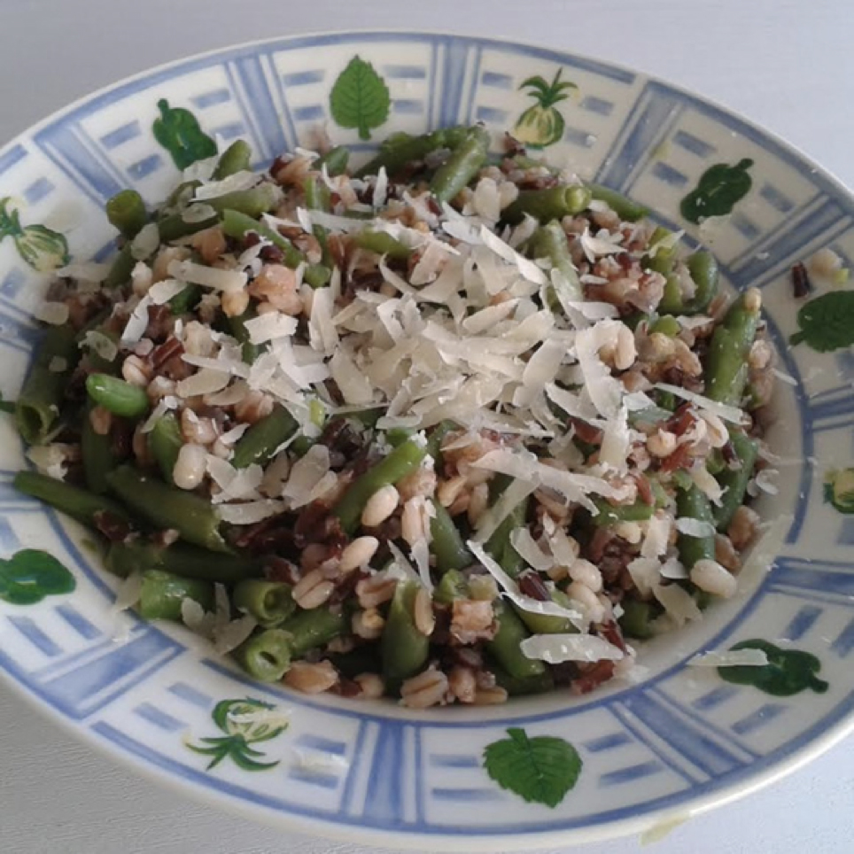 Orzo, farro e riso rosso con fagiolini e provolone