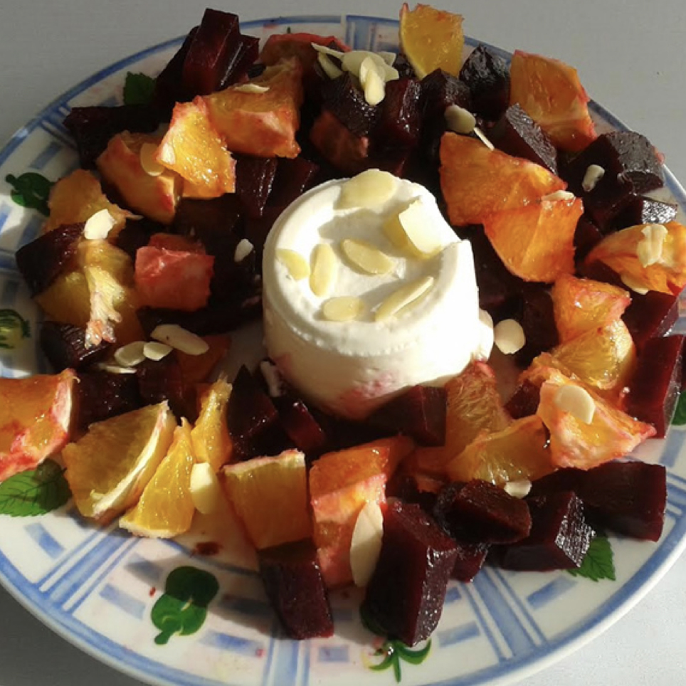 Insalata di rape rosse con arance ricotta e scaglie di mandorle